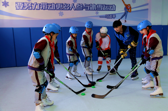 图一青岛基隆路小学旱地冰球.JPG