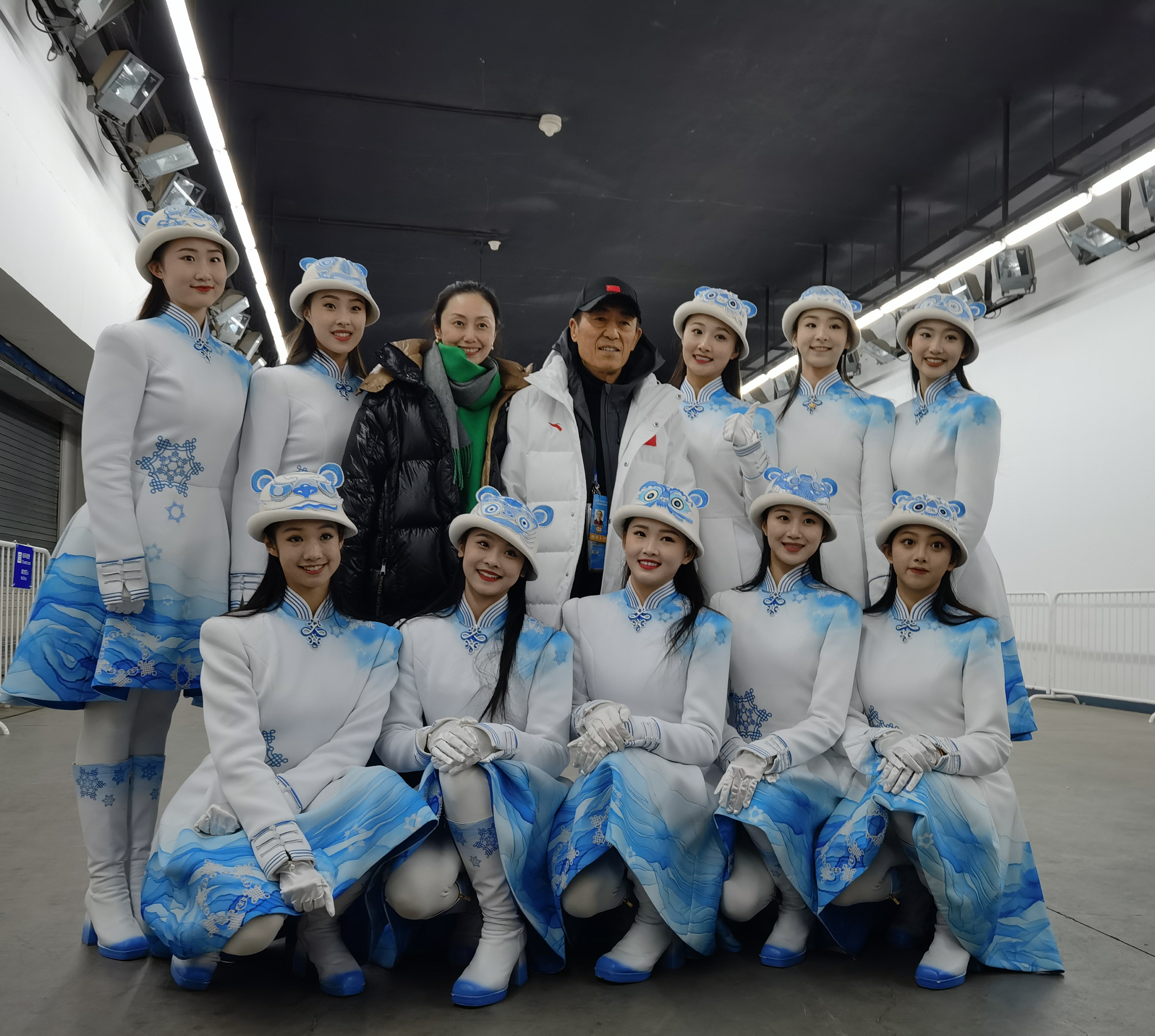 北京舞蹈学院参与开幕式演出人员与总导演张艺谋合影.jpeg